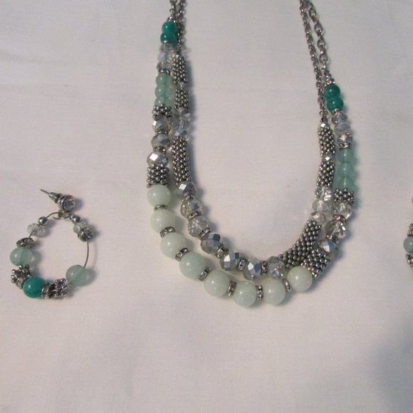 WHBM Green beaded necklace and Earings - Picture 3 of 6